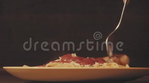 盘子里放着番茄酱和香肠视频的预览图