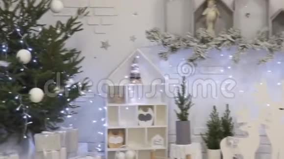 白色经典圣诞节和新年室内客房视频的预览图