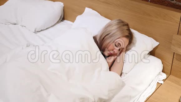 不舒服的女人睡在床上不安视频的预览图