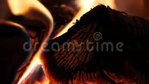 壁炉里的火快上视频的预览图