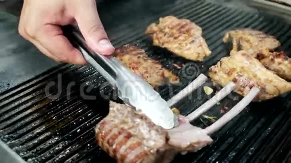 烤肉烤翻产品用钳烤串片牛排肋骨上的肉在热的表面上烤视频的预览图