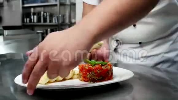 专业的旅行厨房鱼子酱配烤蔬菜和面包首席厨师准备专业食品视频的预览图