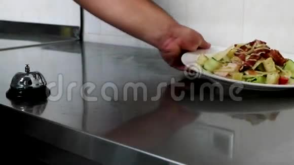 在厨房里准备饭菜厨师在餐厅里按机械铃叫服务员工人一道菜视频的预览图