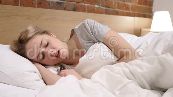 咳嗽病妇躺在床上咳嗽视频的预览图