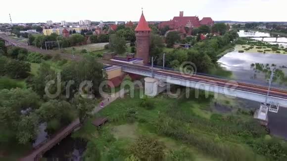 铁路大桥横跨河流视频的预览图