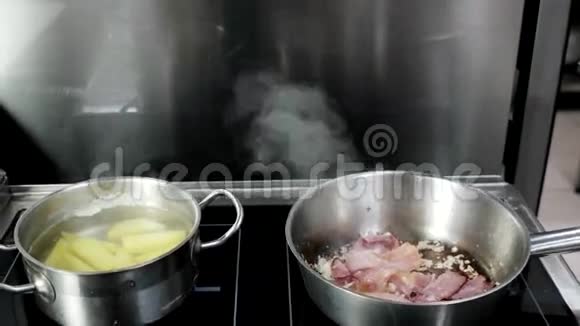 在炉子上煎好的肉和土豆厨师在食物中加入奶油厨师在视频的预览图