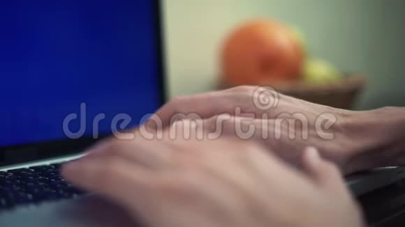 年轻人手放在带绿色屏幕的笔记本电脑键盘上视频的预览图