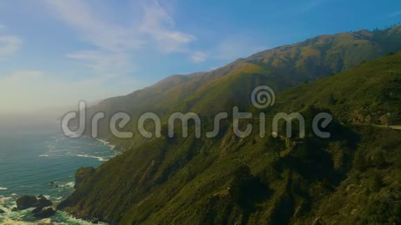 西海岸的空中景色山峦起伏海浪起伏视频的预览图
