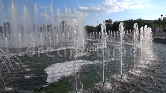超级慢动作平底锅拍摄美丽的公园喷泉240英尺视频的预览图