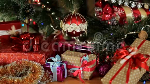 圣诞节和新年装饰圣诞树蜡烛和礼物视频的预览图