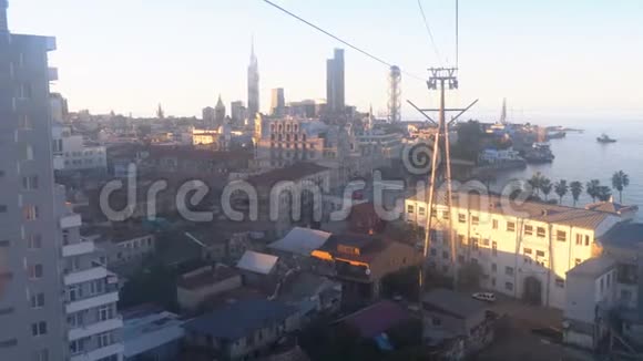 从巴统房屋和街道的缆车上可以看到空中景色视频的预览图