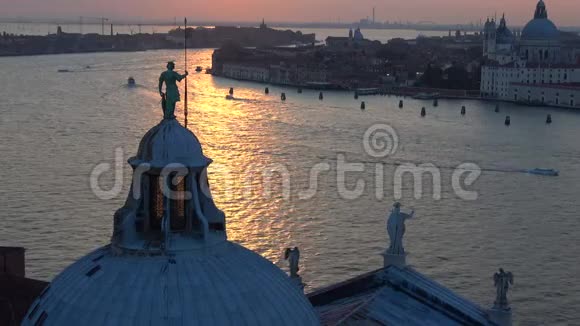 黄昏时分圣乔治马吉奥尔大教堂穹顶顶部的雕塑威尼斯视频的预览图