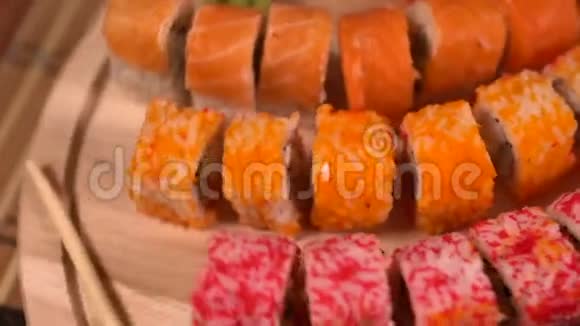 在寿司店里做的新鲜寿司卷视频的预览图
