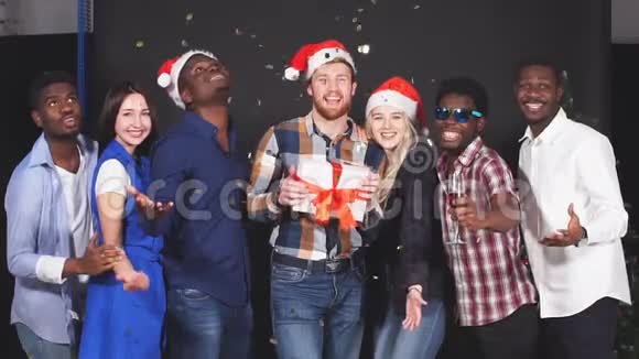 混合种族的朋友在圣诞派对微笑和看镜头慢动作视频的预览图
