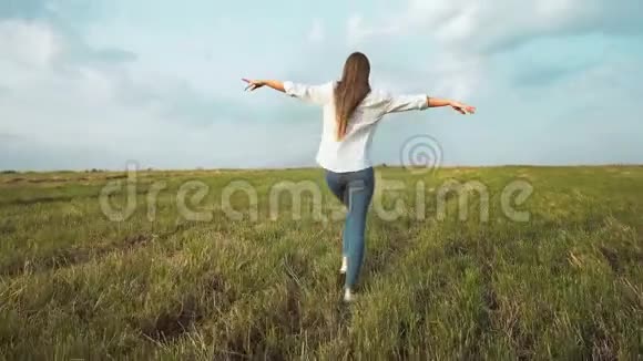 年轻漂亮的女人走在田野里视频的预览图