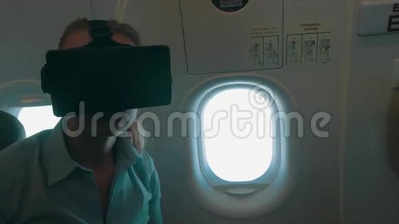 娱乐与VR耳机在飞机上视频的预览图