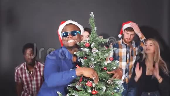 混合种族的年轻人在圣诞晚会上慢动作视频的预览图
