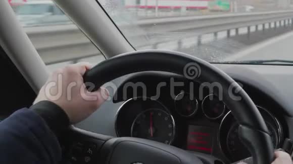 在繁忙道路上驾驶汽车时双手放在方向盘上视频的预览图