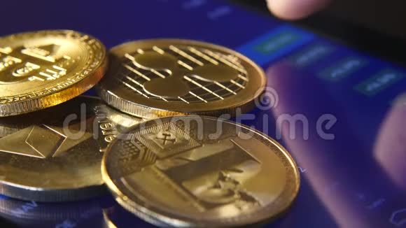 黄金比特币背景下的图形股票图表虚拟货币密码货币的集中视频的预览图