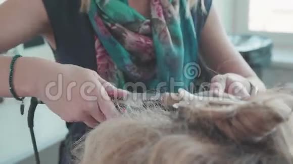 美发师在做卷发的过程中使用了卷发熨斗视频的预览图