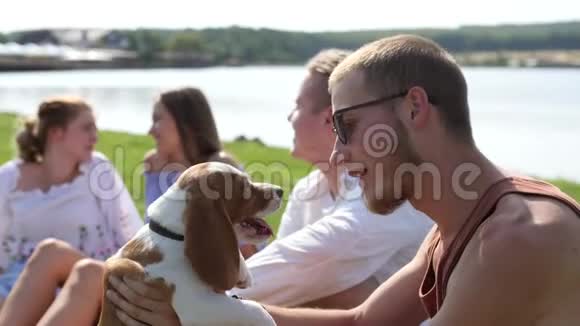 小猎犬在湖边和主人玩视频的预览图
