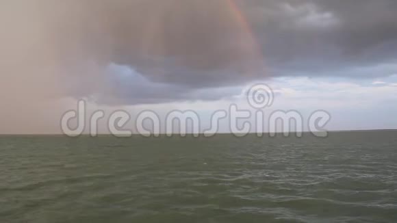 暴风雨即将来临前湖在夕阳下视频的预览图
