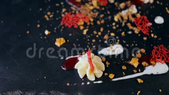 用奶油星星蜂蜜碎屑和甜红元素装饰的甜点视频的预览图