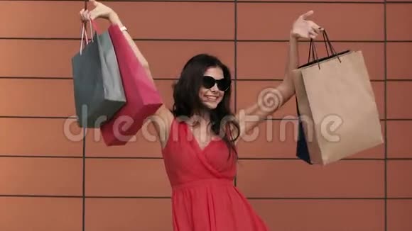 快乐的年轻女人对她的购买感到兴奋慢动作视频的预览图