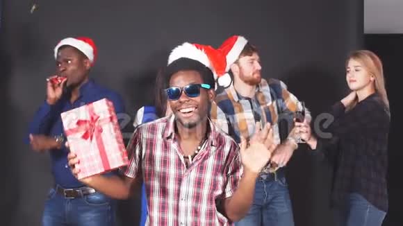 混合种族的年轻人在圣诞晚会上慢动作视频的预览图