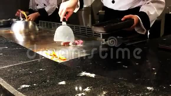 厨师烹饪牛肉菜单视频的预览图