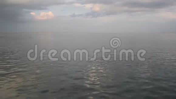 暴风雨即将来临前湖在夕阳下视频的预览图
