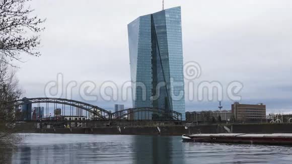 法兰克福和美因河EZB欧洲中央银行的延时镜头视频的预览图