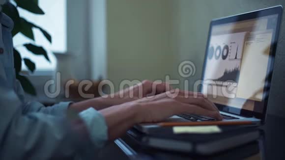 穿着休闲服的年轻人在家里用笔记本电脑喝咖啡视频的预览图