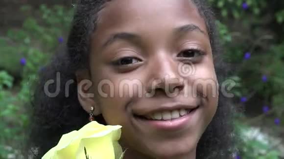 微笑的非洲少女视频的预览图