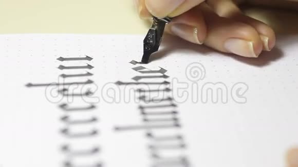 女人用钢笔写在一张纸上书法视频的预览图