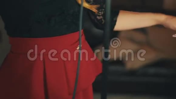 歌手穿着红色衣服优雅地在麦克风前跳舞复古风格点击手指视频的预览图