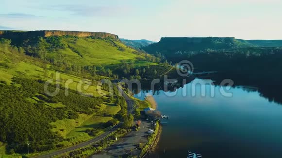 带山峦和海浪的西海岸鸟瞰图视频的预览图