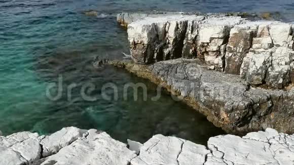 蓝色泻湖海滩海岸卡西奥皮村科孚岛希腊爱奥尼亚海的岩石海岸清澈的绿松石水视频的预览图