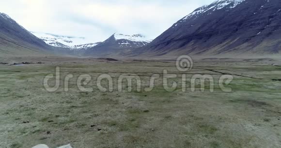 在山谷里飞过冰岛马视频的预览图