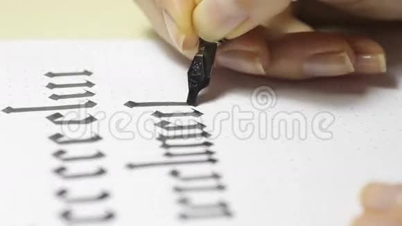 女人用钢笔写在一张纸上书法视频的预览图