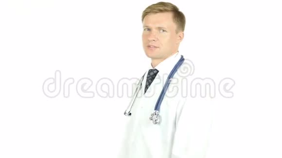 肖像医生脖子上有听诊器准备帮助视频的预览图