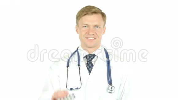 医生在水泡包装里拿着药片白色背景上的肖像视频的预览图