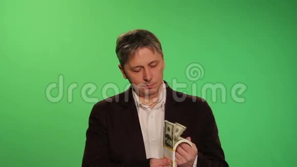 一个穿西装的男人数着钱微笑着视频的预览图