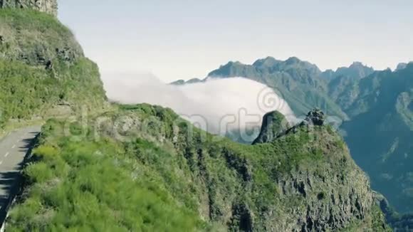山坡上近流云的空中观景路视频的预览图