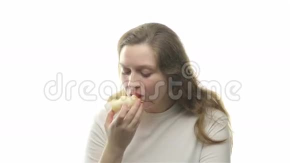 胖女人吃梨第九个视频视频的预览图