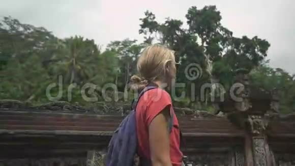 精彩的女孩游客在印度尼西亚视频的预览图