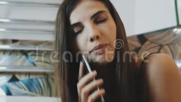 黑发少女在浴室打电话的肖像化妆视频的预览图