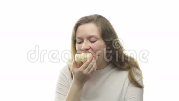 胖女人吃梨八段视频视频的预览图
