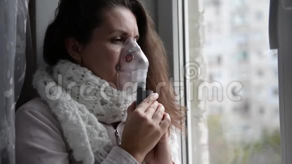 生病的女孩用面罩吸入视频的预览图