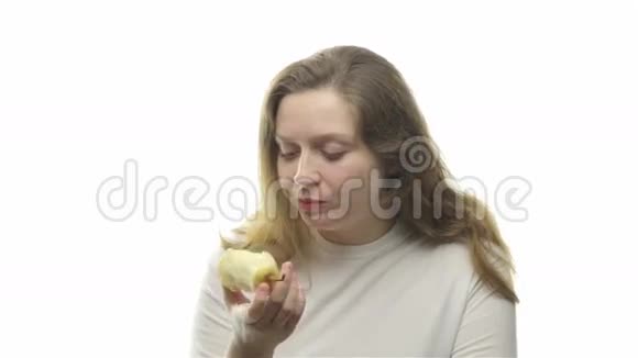 胖女人吃梨第七个视频视频的预览图